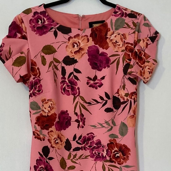 Alexia Admor Dresses & Skirts - Alexia Admor Size M Peach Floral Dress with cap sleeves